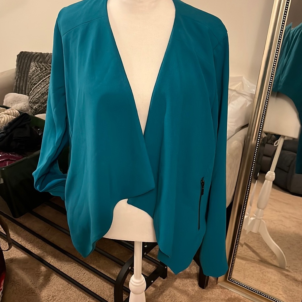 NWOT gorgeous drape crop jacket with pockets torrid size 0